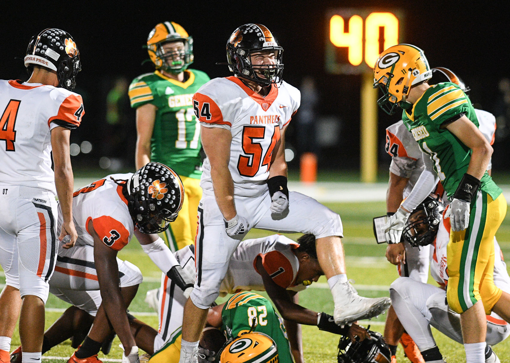 091021-qc-spt-ut-geneseo-fball-012